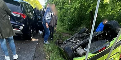 Czołówka i dachowanie na krajowej jedynce. Śmigłowiec zabrał rannego [FOTO]-79646