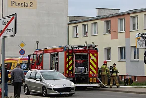 Dym w bloku, interwencja służb. Wiemy, co działo się przy Brackiej-79780