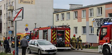 Dym w bloku, interwencja służb. Wiemy, co działo się przy Brackiej-79780