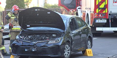Uderzyła w zaparkowane auto i dachowała. Kraksa na Zawiślu (FOTO)-79790