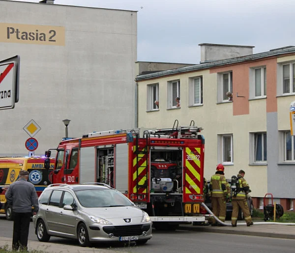 Dym w bloku, interwencja służb. Wiemy, co działo się przy Brackiej-79780