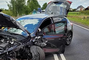 Grucha z betonem kontra osobówka. Droga całkowicie zablokowana! (FOTO)-79899