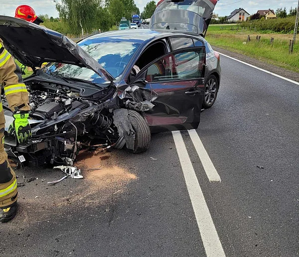 Grucha z betonem kontra osobówka. Droga całkowicie zablokowana! (FOTO)-79899