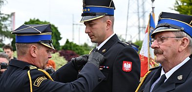 Strażacy z awansami i medalami.  Uroczystość na placu przed komendą PSP-80163