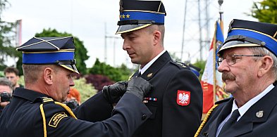 Strażacy z awansami i medalami.  Uroczystość na placu przed komendą PSP-80163