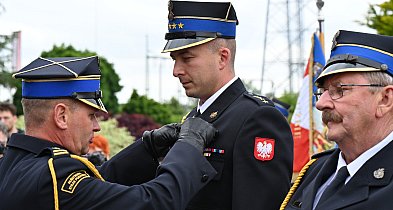 Strażacy z awansami i medalami.  Uroczystość na placu przed komendą PSP-80163