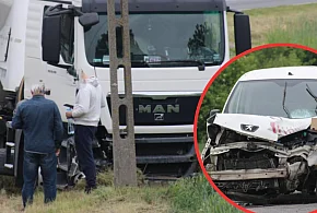 Groźne zderzenie na tej trasie. Kierowca peugeota w szpitalu-80190