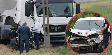 Groźne zderzenie na tej trasie. Kierowca peugeota w szp-80190