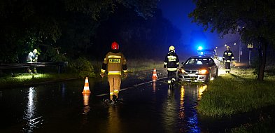 Ulewy i pożar samochodu. Niespokojna noc we Włocławku i okolicach-80362