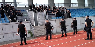 Ponad 100 policjantów na stadionie OSiR. Dlaczego zjechali do Włocławka?-80394