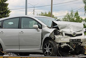 Auto uderzyło w budynek. Mężczyzna i dziecko w szpitalu (FOTO)-80450