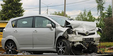 Auto uderzyło w budynek. Mężczyzna i dziecko w szpitalu (FOTO)-80450