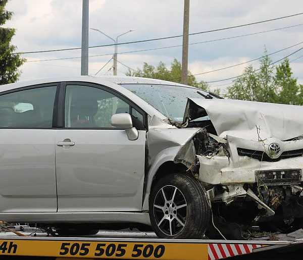 Auto uderzyło w budynek. Mężczyzna i dziecko w szpitalu (FOTO)-80450