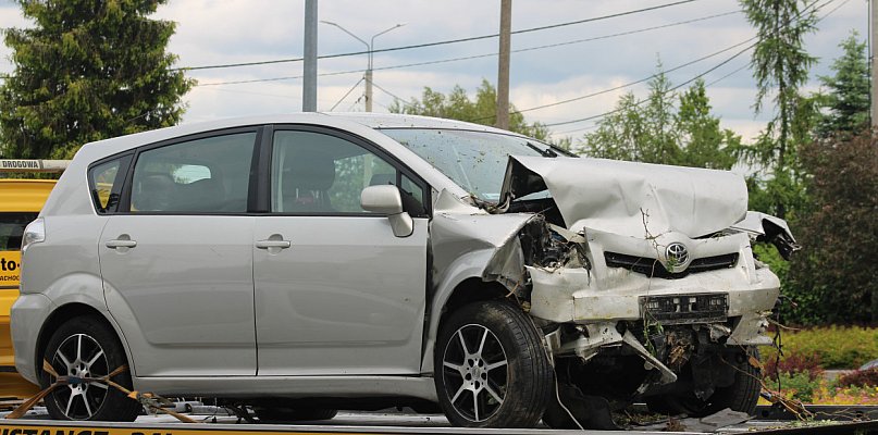 Auto uderzyło w budynek. Mężczyzna i dziecko w szpitalu (FOTO) - 80450
