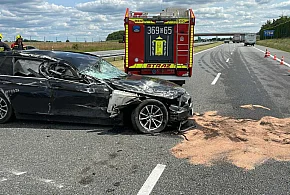 Niebezpiecznie na A1. BMW dachowało po zderzeniu z ciężarówką-80614