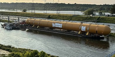 Giganty na Wiśle dotarły do Włocławka. Jeden już prześluzowany, drugi czeka-80575