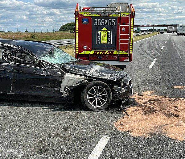 Niebezpiecznie na A1. BMW dachowało po zderzeniu z ciężarówką-80614