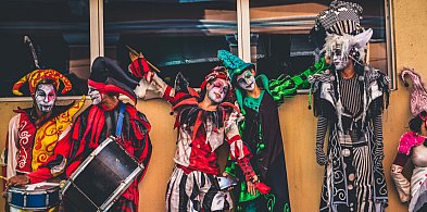 Szczudlarze, bańki, „Wesele” i cyrk! Uliczne show we Włocławku już w sobotę-80674