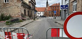 Fragment zabytkowego budynku spadł na chodnik i jezdnię