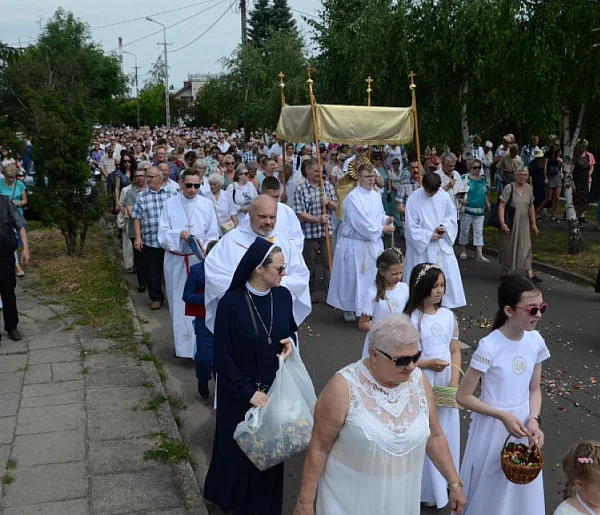 Nie wszyscy o tym wiedzą. Czy udział w procesji Bożego Ciała to obowiązek?-80786