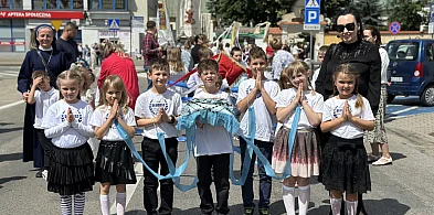 Ulice miasta pełne kwiatów i modlitwy. Boże Ciało 2025 w obiektywie [FOTO]-80808