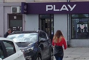 Play na celowniku UOKiK. Chodzi o pieniądze ściągane z kont klientów-80982