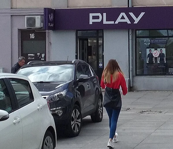 Play na celowniku UOKiK. Chodzi o pieniądze ściągane z kont klientów-80982