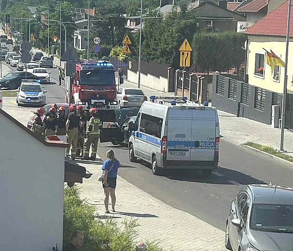 Zderzenie trzech samochodów osobowych. Ruch wahadłowy -81011