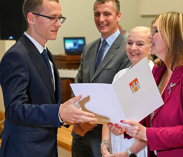 To najlepsi uczniowie z Włocławka. Ratusz sypnął im kasą [FOTO]-81015