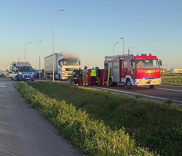 Rowerzystka zginęła pod kołami ciężarówki. Na drodze trwała walka o życie-81164