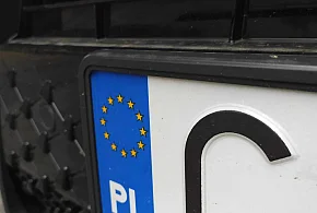 Rejestracja auta przez internet i koniec z przynoszeniem tablic. Rząd przyjął...-81278