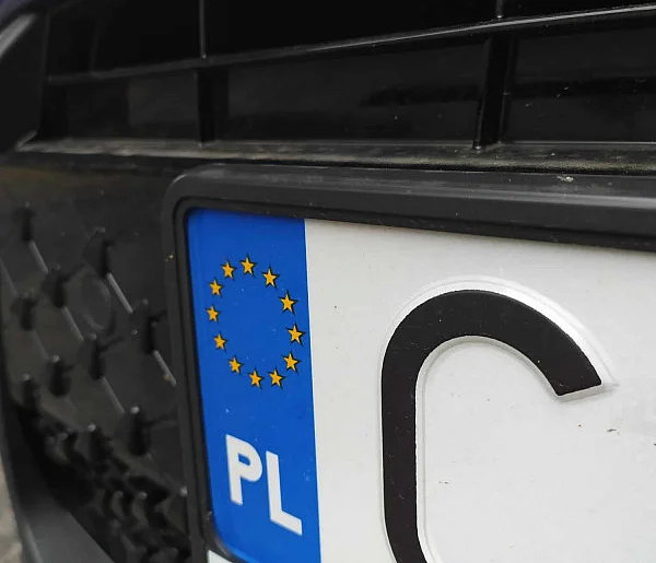 Rejestracja auta przez internet i koniec z przynoszeniem tablic. Rząd przyjął...-81278