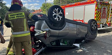 Dachowanie, blokada ulicy i ucieczka. 78-latek z volvo odpowie przed sądem-81359