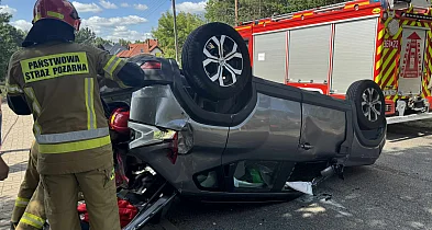 Dachowanie, blokada ulicy i ucieczka. 78-latek z volvo odpowie przed sądem-81359