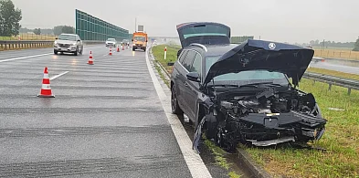 Niebezpieczne warunki na A1. Auto wjechało w barierki, dwie osoby w środku-81465