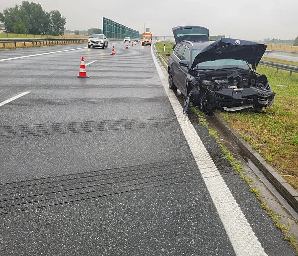 Niebezpieczne warunki na A1. Auto wjechało w barierki, dwie osoby w środku-81465