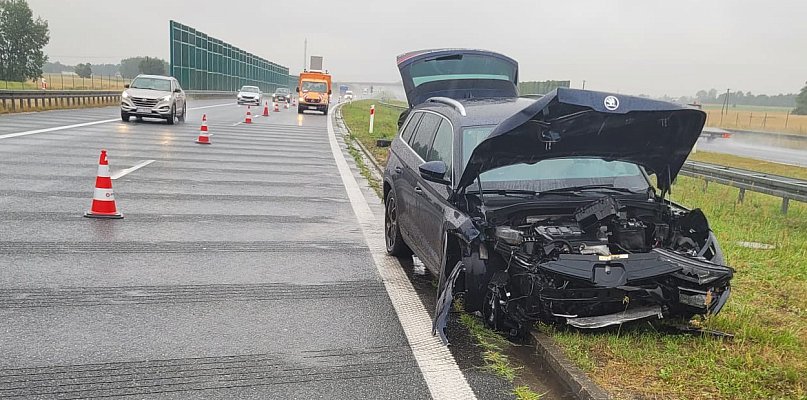 Niebezpieczne warunki na A1. Auto wjechało w barierki, dwie osoby w środku - 81465
