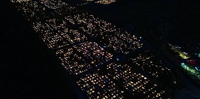 1 listopada w Pińczacie – cmentarz nocą z drona