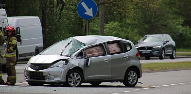 Dachowanie na alei Kazimierza Wielkiego. Kobieta trafiła do szpitala