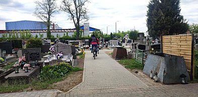 „To jest cmentarz, a nie ścieżka rowerowa”. Mieszkaniec ma dość [LIST]