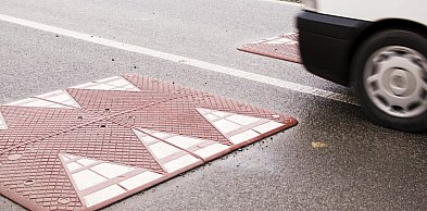 Kierowcy wciskają gaz za mocno? Radne chcą kolejnego progu zwalniającego