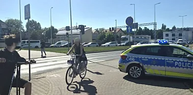 Radiowóz wjechał na czerwonym i zderzył się z audi. Policjant z mandatem