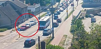 BMW wbiło się w auta przed pasami. Kierowca stanie przed sądem