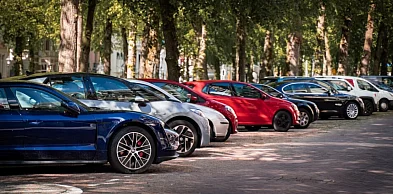 Wjazd, parking i droga wewnętrzna – jak uporządkować ruch na prywatnym terenie?