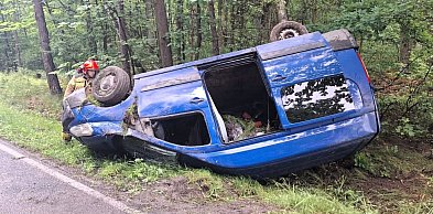 Dostawczak dachował we Włocławku. W pojeździe były trzy osoby