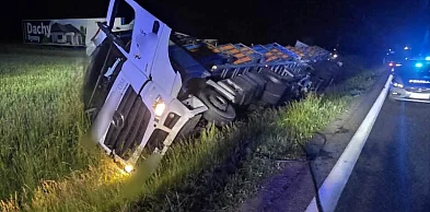 Tir z kurczakami przewrócił się w nocy. Akcja trwała ponad 3 godziny