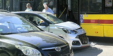 Autobus MPK zderzył się z osobówką. Jedna osoba poszkodowana