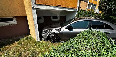 Pijany 69-latek urządził rozróbę na Południu. Mercedes skończył na elewacji