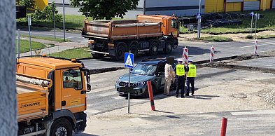 70-latek wjechał na plac budowy. Wpadł autem do wyrwy w jezdni