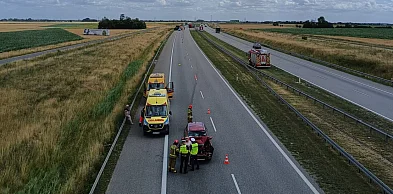 A1 pod Włocławkiem zablokowana. Dachował samochód dostawczy